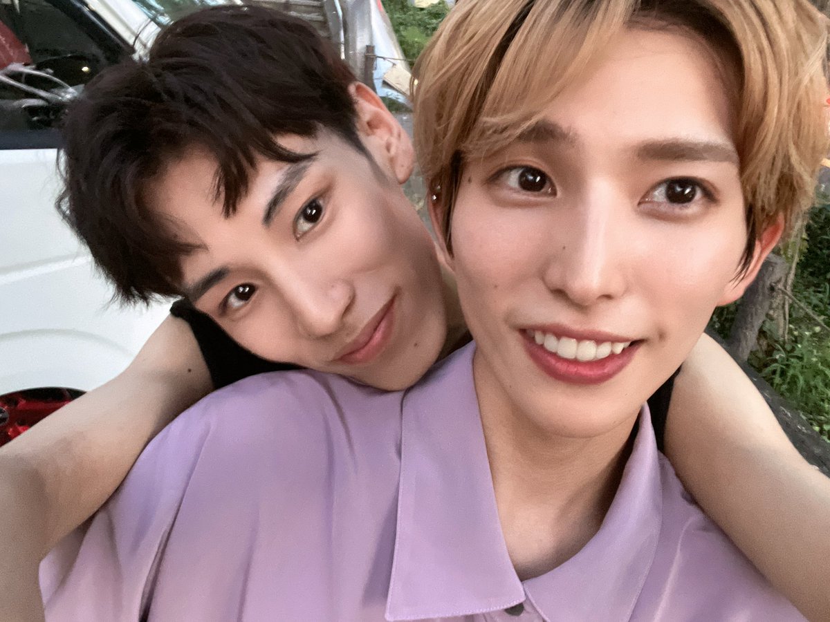 hiroki_Cyg's tweet photo. FJ theater と若宮広場での LIVEお越し頂いた皆さん　暑い中ありがとうございました🙇‍♂️久々の野外で夏を感じた〜！

こうき　かわいい😍　👍稼ぎ
かいともかわいい😍写真は嫌がってますが本当は嬉しがってます！笑笑？ https://t.co/Yo5vAQR1FT