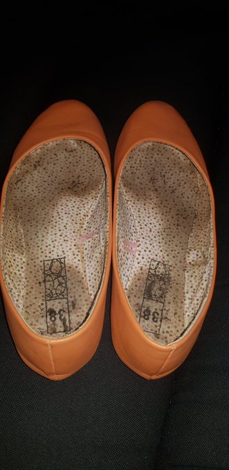 Do u like my worn and smelly flats ? #flatshoes #wornshoes https://t.co/PCYJZmREQv<a href="/tag/flatshoes"class="tags">#flatshoes</a><a href="/tag/wornshoes"class="tags"><span>#wornshoes</span></a>