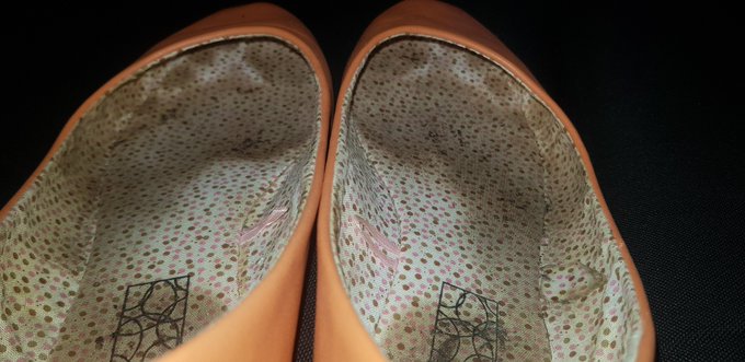 Do u like my worn and smelly flats ? #flatshoes #wornshoes https://t.co/PCYJZmREQv<a href="/tag/flatshoes"class="tags">#flatshoes</a><a href="/tag/wornshoes"class="tags"><span>#wornshoes</span></a>