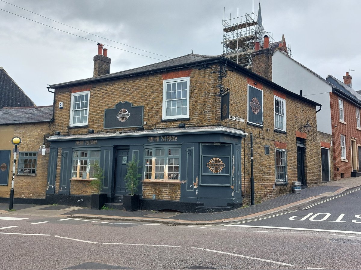 #lostPubs St Albans. Used to be called The Harrow 40+ years ago, when I remember being there with my second girlfriend. That was in those days when no one cared that you were 16 years old!