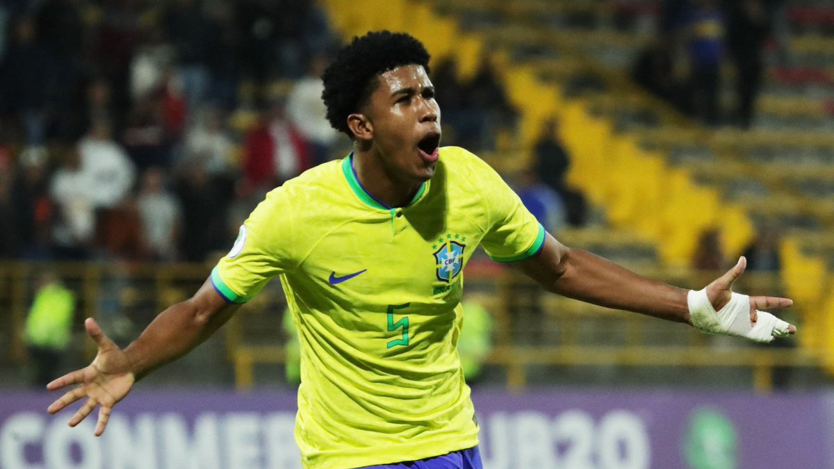 the_elastico's tweet image. Seeing a bit of a narrative forming that Andrey Santos is “just a 6”. Yes that’s where he’s been playing for at Chelsea in pre-season, mostly by necessity as he’s the best one to fulfill that role in the squad currently. 

But let’s be clear he is a dynamic, box to box midfielder…