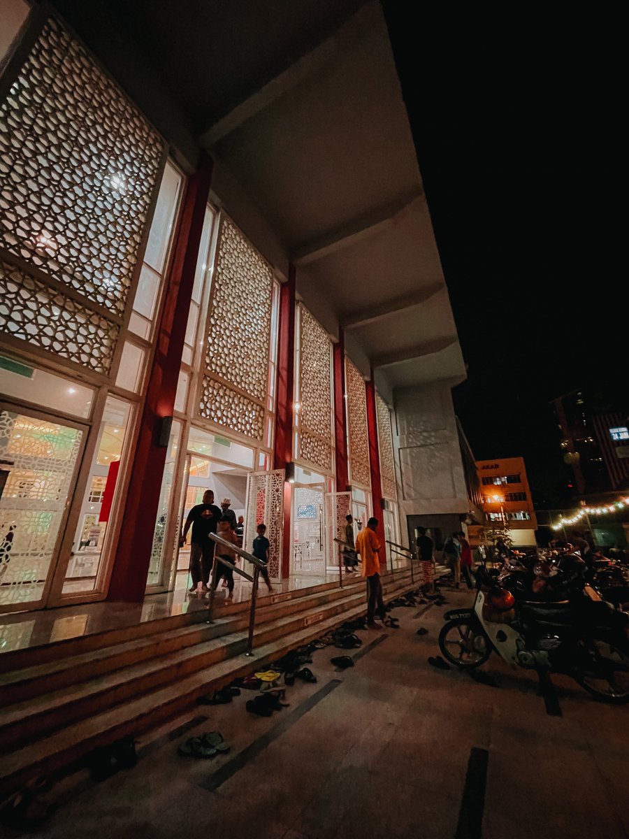 acaiijawa's tweet photo. Rasa hidup bertuhan ni merupakan satu nikmat yang sangat besar.

Rasa tenang dan tenteram sangat dalam hati usai solat.

Nikmat solat berjemaah di masjid yang bacaan imamnya bagus, baca surah yang menyentuh hati, speaker masjid jelas dan jemaah ramai. https://t.co/NW7iRoBqqa