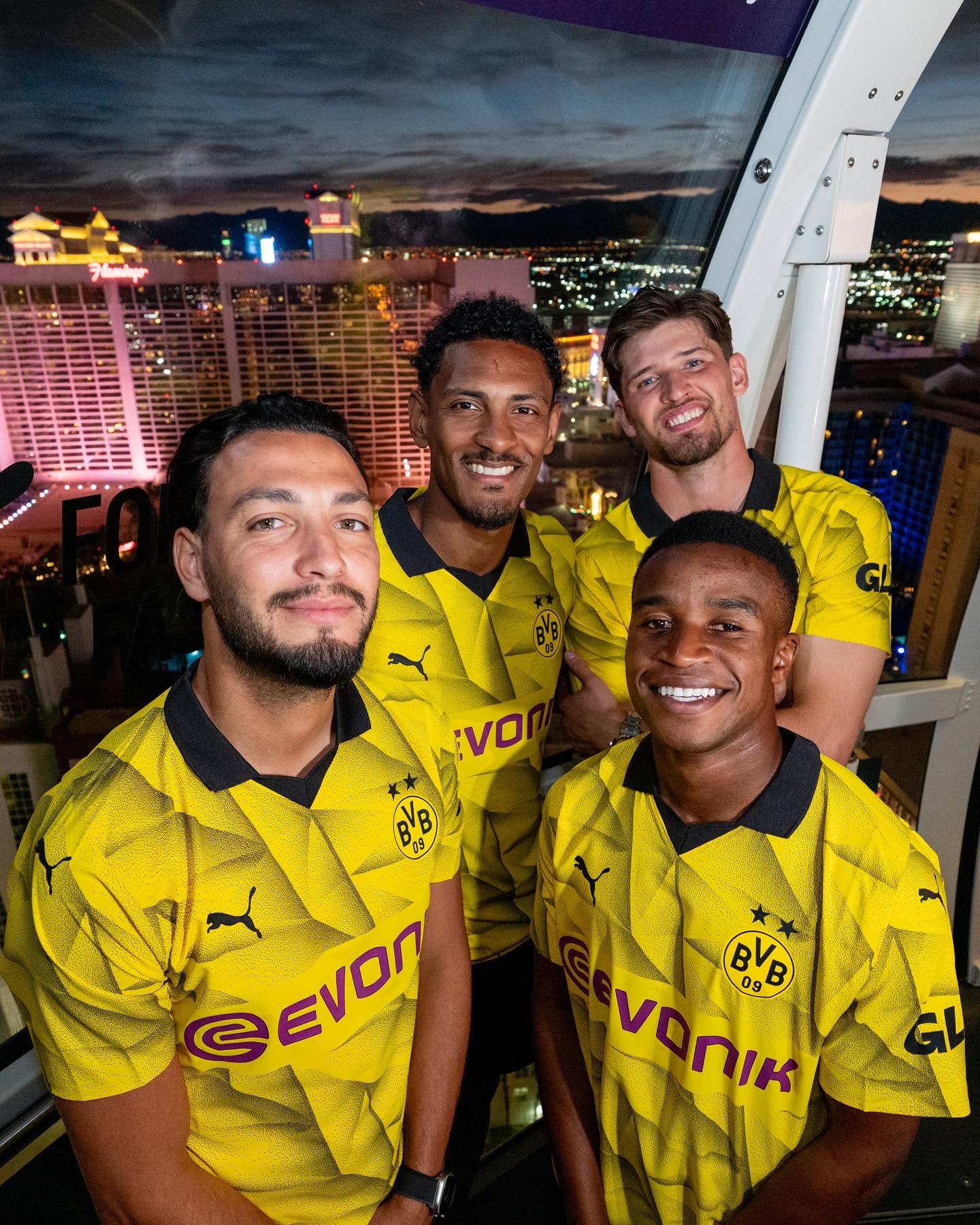 Todo Sobre Camisetas on X Borussia Dortmund BVB presenta de forma oficial su camiseta pumafootball para Champions League y DFB Pokal 2023 24. Un grafico noventero adorna la prenda dejando una franja