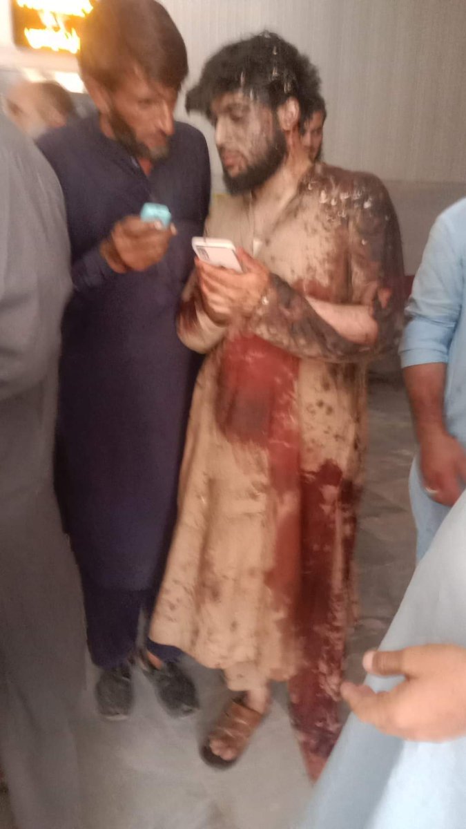 SenatorMushtaq's tweet photo. باجوڑ میں جمعیت علمائے اسلام کے پروگرام میں دھماکہ انتہائی قابل مذمت ہے،5 افراد کی شہادت اور 30 زخمیوں کی اطلاعات ،متاثرہ خاندانوں اور پارٹی لیڈرشپ سے تعزیت کرتا ہوں،یہ دہشتگردی اور سیاسی اجتماع کو ٹارگٹ کرکے قتل و غارت بدترین درندگی ہے،
وفاقی،صوبائی حکومتیں، فورسز اور انٹیلیجنس ادارے، سول ایڈمنسٹریشن عوام کے تحفظ میں مکمل طور پر ناکام ہوچکے ہیں،دہشتگردی کی طاقتور انداز سے واپسی سے ثابت ہوتاہے کہ حکومت کی سیکورٹی پلان/ پالیسی ناکام ہوچکی ہے،قبائلی اضلاع، خیبرپختونخوا دہشتگردی کی آگ میں جل رہے ہیں، اور پارلیمنٹ اشرافیہ کی خدمت میں لگی ہے،خیبرپختونخوا اور قبائلی اضلاع میں بڑھتی ہوئی دہشتگردی پر پارلیمنٹ کا مشترکہ ان کیمرہ اجلاس بلایاجائے۔