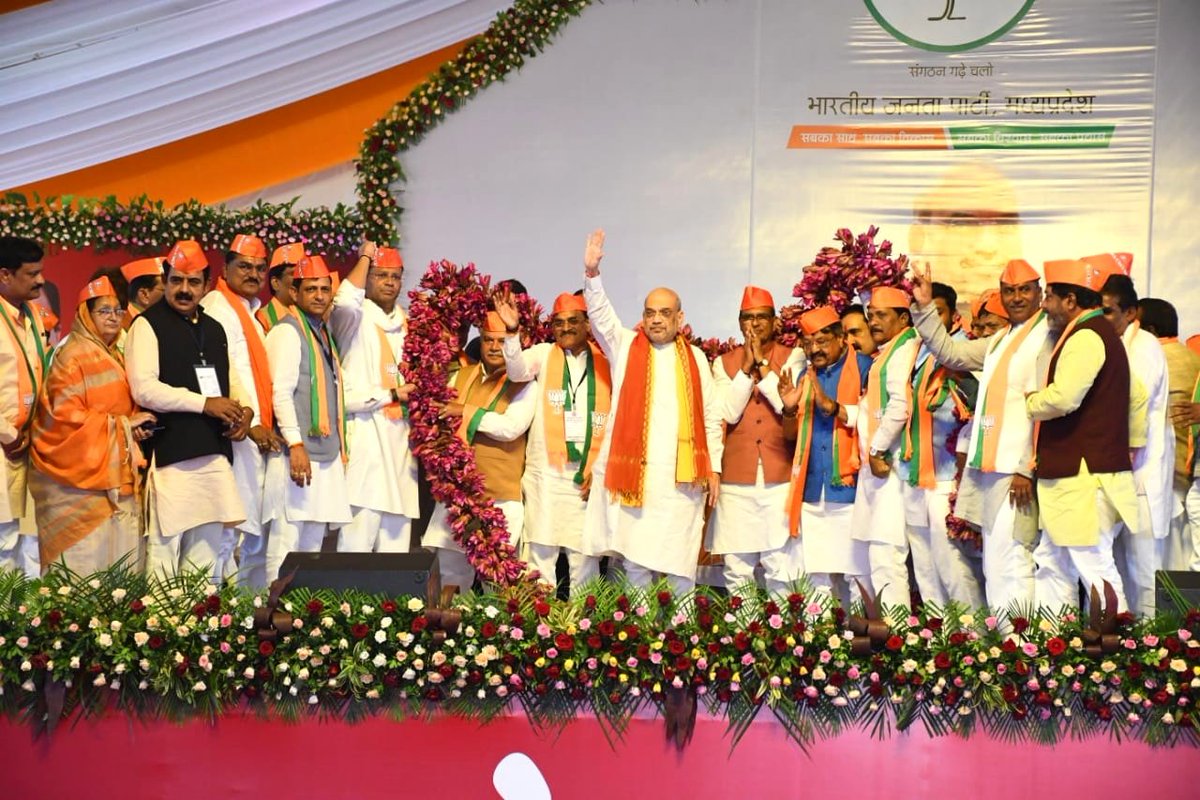 advpushyamitra's tweet photo. यशस्वी केन्द्रीय गृह एवं सहकारिता मंत्री श्री @AmitShah जी के द्वारा माँ कनकेश्वरी मैदान में बूथ कार्यकर्ता सम्मेलन में मालवा क्षेत्र के 11 हज़ार बूथों के कार्यकर्ता बंधुओं से संवाद किया गया।

संगठन की असली शक्ति कार्यकर्ता बंधुओं में निहित होती है, कार्यकर्ताओं के अथक परिश्रम से ही भारतीय जनता पार्टी ने केंद्र एवं मध्यप्रदेश में सुदृढ़ आधार स्थापित किया है।

सम्मेलन में सम्मिलित कार्यकर्ता बंधु अपने-अपने बूथों पर 51 प्रतिशत वोटशेयर हासिल करने के संकल्प के साथ संगठन कार्य में जुटेंगे।

#जीतेंगे_मालवा_जीतेंगे_मध्यप्रदेश