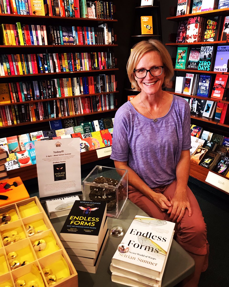 WaspWoman's tweet image. Can’t think of a better way to spend a Saturday afternoon than chatting to book folk about wasps and signing #EndlessForms in my local #indiebookshop @wallingfordbook! Thanks for having me 🥰 #waspLove #Wallingford #naturalhistory #SciComm @WmCollinsBooks @UCLCBER @zcosini
