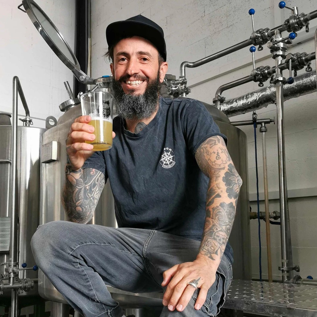 - DrunkBeard Brewing, Suisse : La brasserie est née lors d’un apéro inspiré à Morrens en 2018. Les signes propices y étaient réunis: le partage de bonnes bières, un brasseur à barbe et l’image de l’ours assoiffé sur l’emblème du village. Juicy &amp; Hazy!