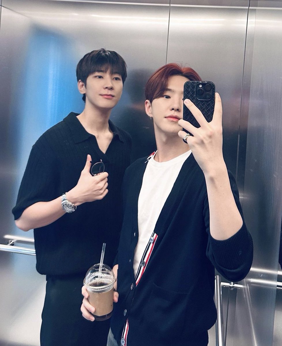 wwlake's tweet photo. 호시 인스타에 원우🖤😻🐈‍⬛ https://t.co/kV7dafhwYQ