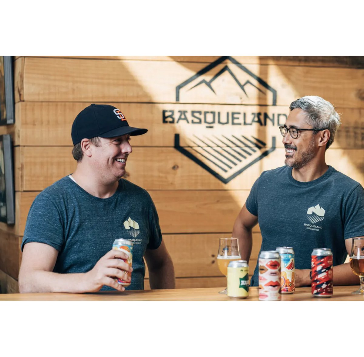 - Basqueland Brewing, Espagne : Fiers de leurs racines, le Pays Basque espagnol, depuis 2015, iels s'évertuent à développer des bières qui résonnent avec la grande culture culinaire de ce territoire ! C'est coloré, c'est fruité, c'est juicy et nous, on adore !