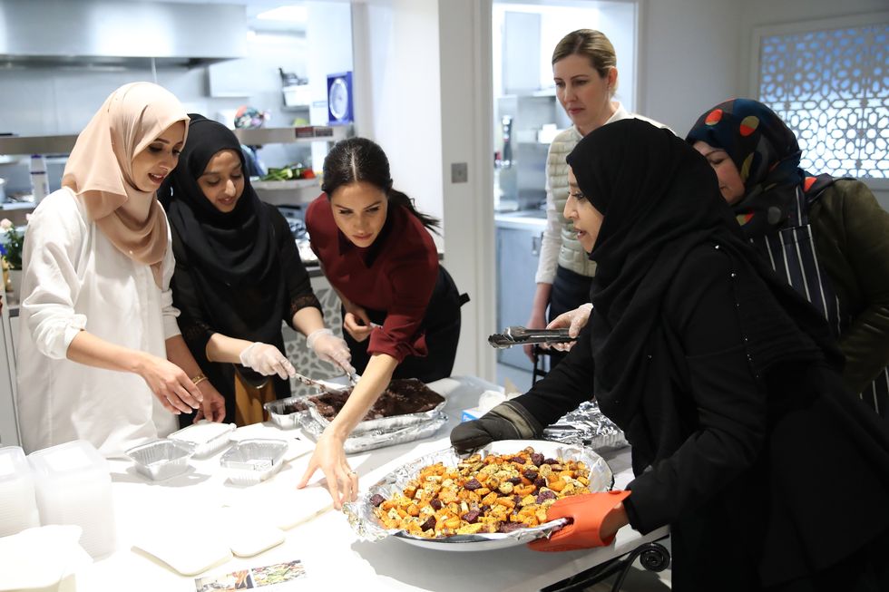 NSome1ne's tweet photo. She only stayed 18 months in UK, ln that 18 months she did more than lazy Pegging&amp;Mumble ever did in 10 years.

Im talking abt the Hubb Community Kitchen 

She came, she saw, told them lets make a cookbook

#Meghanmarkle 
#Suits 
#SuitsOnNetflix 
#HubKitchen
#HubCommunityKitchen https://t.co/TPhcUii3Bl