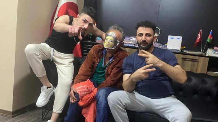 ajans_muhbir's tweet photo. Bursa’da yaşlı bir adama saatlerce işkence yapan ve müzik eşliğinde dövüp, kulağını kesmekle tehdit eden sonra da fotoğraf çekilen magandalar:

“Ona tatlı ve çay ikram ettik. Taksi çağırdık, hatta parasını da biz ödedik ve öpüşerek ayrıldık. Biz gasp edecek insan değiliz.” https://t.co/CRFkV9UVxP