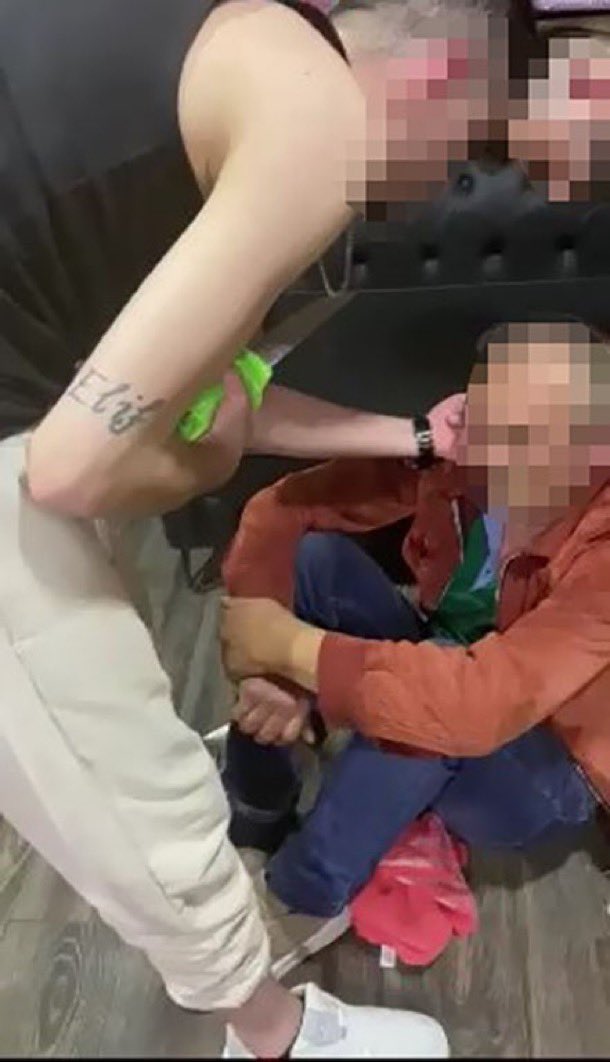 ajans_muhbir's tweet photo. Bursa’da yaşlı bir adama saatlerce işkence yapan ve müzik eşliğinde dövüp, kulağını kesmekle tehdit eden sonra da fotoğraf çekilen magandalar:

“Ona tatlı ve çay ikram ettik. Taksi çağırdık, hatta parasını da biz ödedik ve öpüşerek ayrıldık. Biz gasp edecek insan değiliz.” https://t.co/CRFkV9UVxP