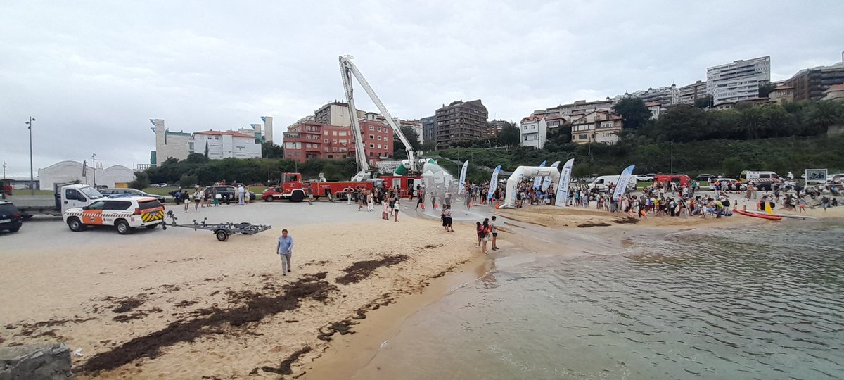 BombSantander's tweet photo. TRAVESIA BOMBEROS
270 nadadores en total participaron en las dos travesías. 
Gracias a la corporacion municipal, a nuestros compañeros de guardia, a los nadadores y sobre todo a los voluntarios , porque con el compromiso de todos hemos podido ayudar a @downcantabria https://t.co/53MObvCkUd