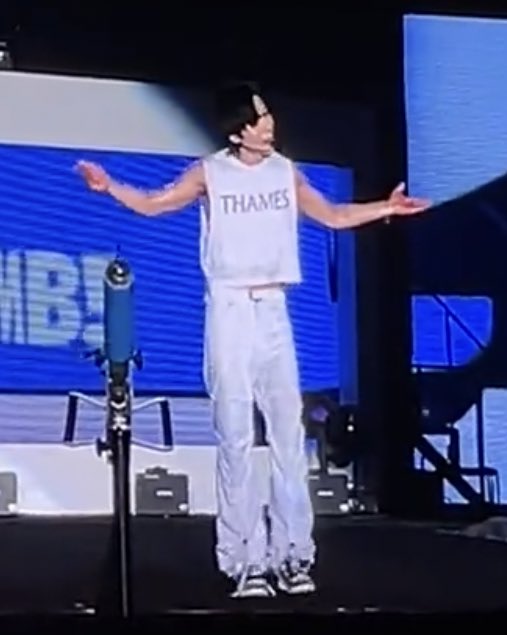 oddshift_'s tweet image. taemin in a THAMES shirt? the huge river that flows through the heart of london 👁👁