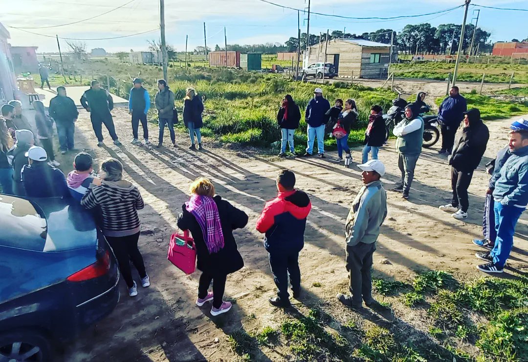 UPLaPlataOk's tweet photo. #MelchorRomero #BarrioNuevo Vecinas y vecinos invitaron a una asamblea candidatos de la #Lista31 manifestando urgente necesidad de contar con servicios básicos, fundamentalmente electricidad. https://t.co/XdlDIc6oAq
