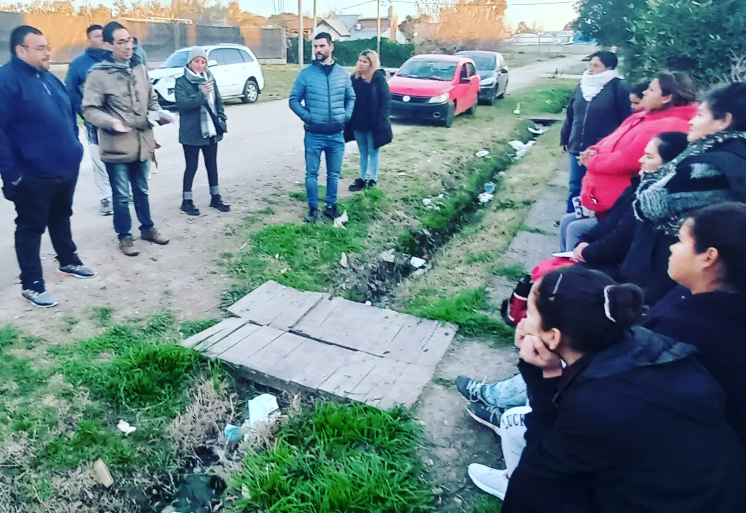 UPLaPlataOk's tweet photo. 🏥 @danielolaplata transmitió una de las propuestas de #Lista31 @LuisFedeArias de instalar centros de salud ya que por el crecimiento de la zona el HIGA Alejandro Korn se ve superado por la demanda de miles de familias
⚖️ #CiudadJusta
📊 #CiudadPensada
🙋🙋🏻♀️ #HayOtraManera https://t.co/i2r034ovHh