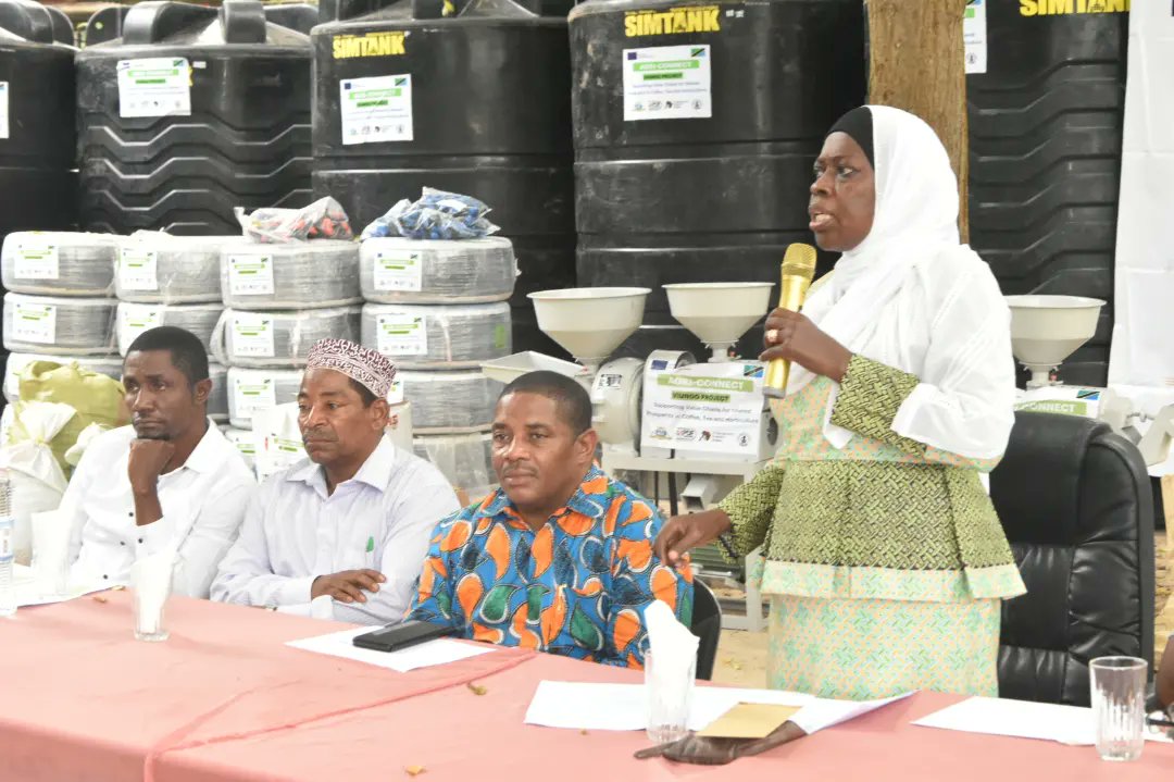 ViungoProject's tweet photo. "Maamuzi ya #ViungoProject kuwezesha kilimo cha Umwagiliaji ni maamuzi sahihi kusaidia wakulima kujiimarisha kiuchumi kwa kuzalisha mazao mengi kwani ndiyo changamoto kubwa inayowakabili wakulima wetu kushindwa kuzalisha kwa wingi," Salama Mbarouk, RC Kaskazini Pemba @EUinTZ https://t.co/tpjosU67VP