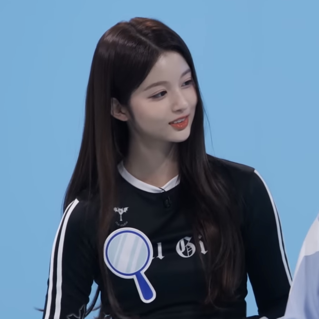 weweyuuu's tweet photo. 230701 엔믹스 유튜브 자컨 (Marble O'Clock EP.1~2)

🎀 Brand: 클럿스튜디오
🎀 Product: 0 5 hell girl line top - BLACK
🎀 Price: 68,000원

🤍설윤 옷 https://t.co/M5BdxD7c9x