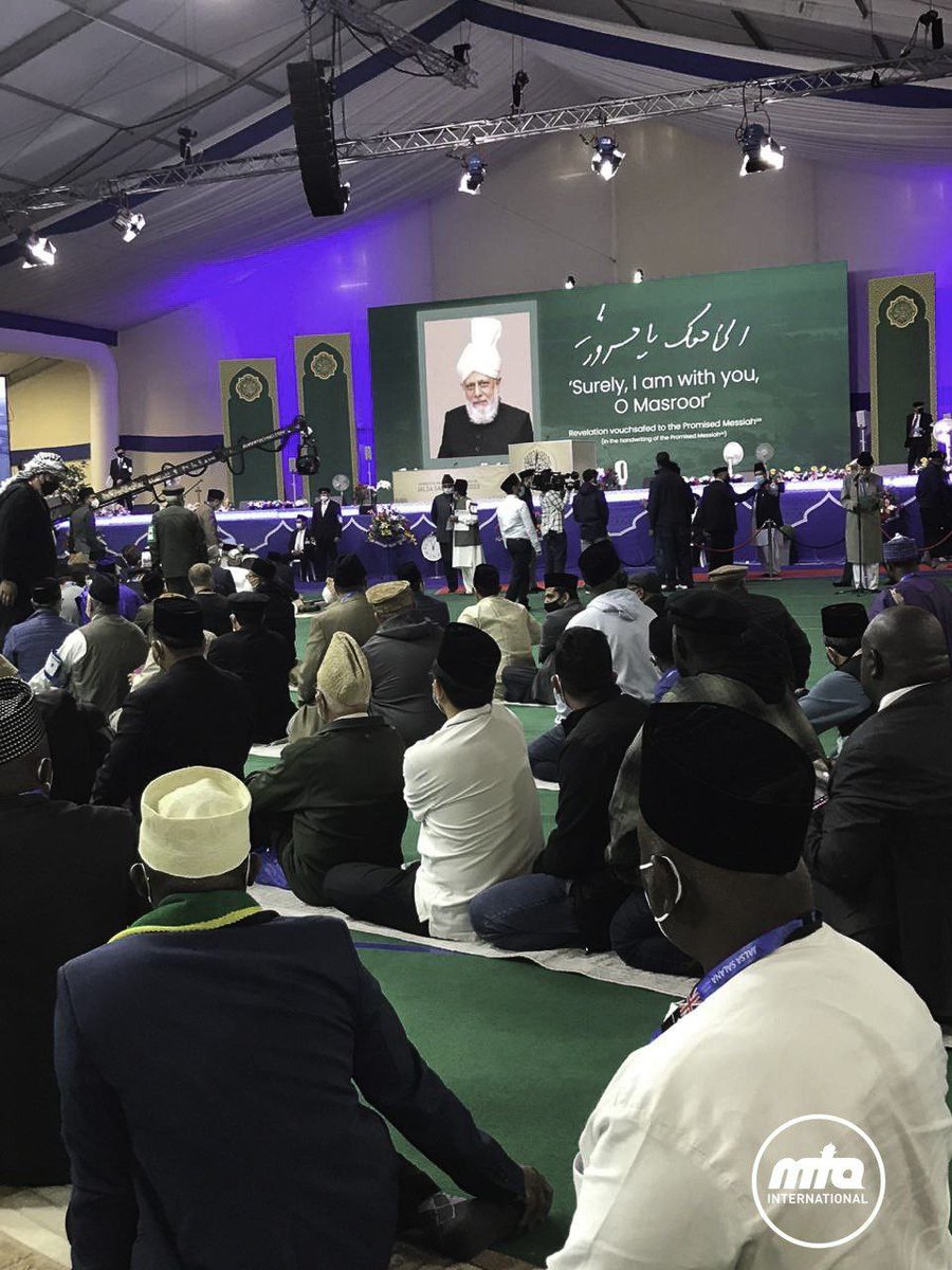 free_fighter12's tweet photo. "دیکھو خدا نے ایک جہاں کو جھکا دیا"
#IslamAhmadiyya #JalsaUK #TearsWeCannotStop #AlmiBait https://t.co/LZzQjxiwQ2