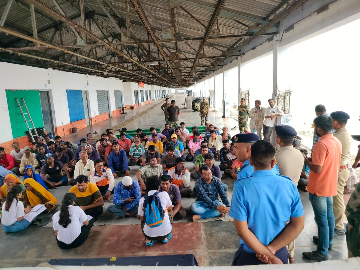 BSF CONDUCTS TOUR OF COLLEGE STUDENTS TO BIPORJOY AFFECTED AREAS IN JAKHAU
On 30/07/2023, BSF Bhuj facilitated a study tour of college students from the Psychology Department, Maharaja Sayaji Rao University, Vadodara to Jakhau and nearby areas.
