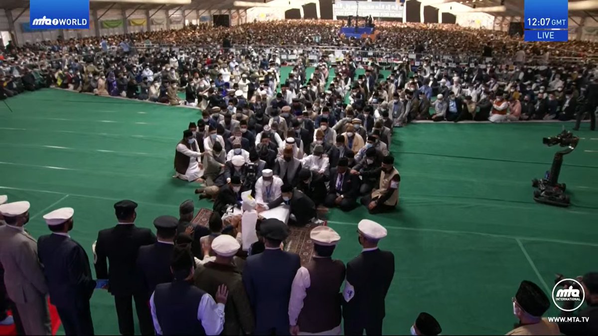 SabahatMS's tweet photo. "Logoon ke iss taraf tu zara bhi nazr na thi... Mere Wajood ki bhi kisi ko khabar na thi,
Aab dekhtye ho kaisa rajju-e-jahan howa... Ek marja-e-khaawas yehi Qadian howa" - Promised Messiah Hazrat Mirza Ghulam Ahmad Qadiani (as)
#JalsaUK #Islam #Ahmadiyya https://t.co/4XPPC44tn2