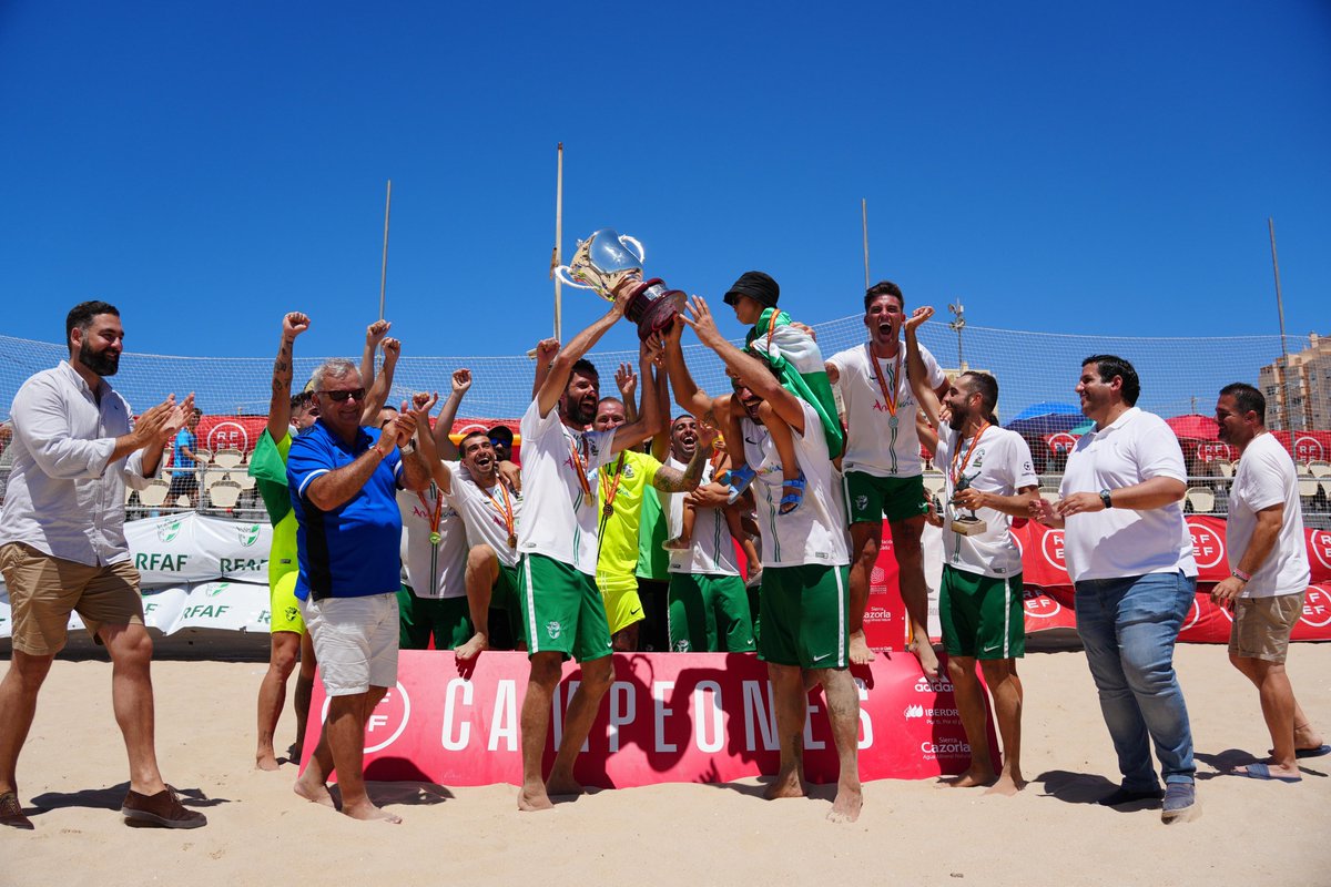 📸🏆 ¡La FOTO que TOD@S estábamos esperando! ¡LA FOTO DE LOS CAMPEONES DE ESPAÑA!

🥇 ¡La #AndaluzaSeniorFP vuelve a conseguir el trono nacional sobre la arena de <a href="/Cadiz_es/">Ayuntamiento de Cádiz</a>!

🥈👏 Felicitar a <a href="/futgal/">RFGF</a> por su enorme competitividad y gran papel durante el torneo

💪 #VamosAndalucía