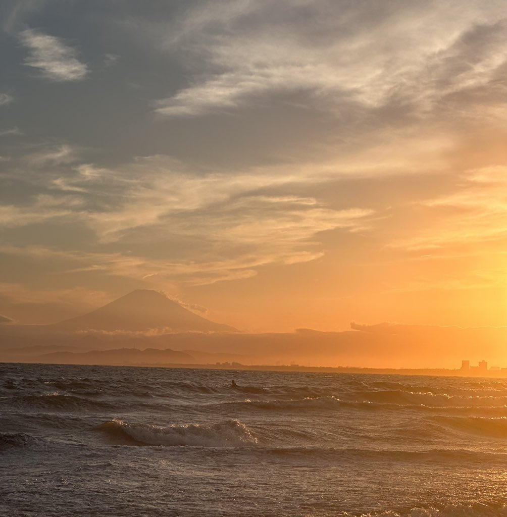 anakck_'s tweet photo. @PerseusLeGrand Photo prise ce soir à Enoshima avec le Mt Fuji en fond :) https://t.co/soM7Liy9LZ
