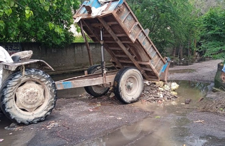 When <a href="/gdagzb/">GDA Ghaziabad</a> would simply not do it in time.
So some concerned citizens themselves arranged to fill in the deep &amp; dangerous potholes ...to avoid repeat accidents .👏👏 

Expect GDA to now at least lay RCC / bitumen over it .
 <a href="/dm_ghaziabad/">DM Ghaziabad</a> 
<a href="/myogiadityanath/">Yogi Adityanath</a>
<a href="/AshuMishraDelhi/">Ashu Mishra NBT</a>