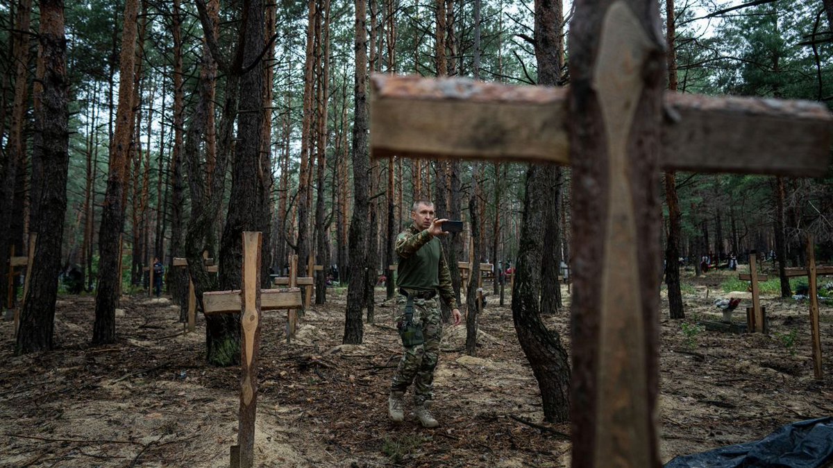 A "liberal" russian stand-up comedian Danila Poperechny is making fun of the massacre conducted by russian army in the city of Izium, joking that it's "impossible to feel compassionate towards the people of the city with such a funny name".

Our mass graves are a comedy for them.