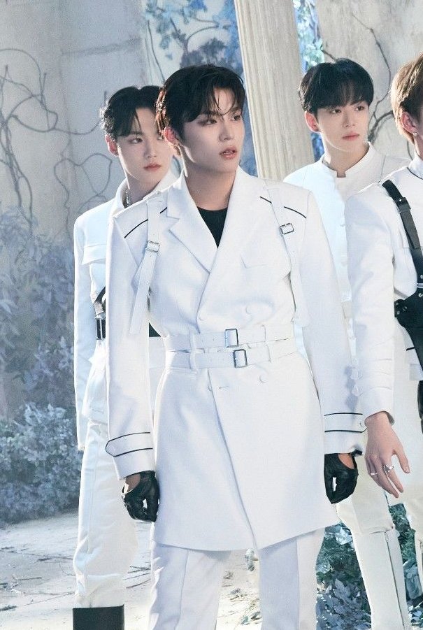 i just realized that treasure stylists keep pushing the jeongwoo tiny waist and exposed forehead agenda lately MY WIN