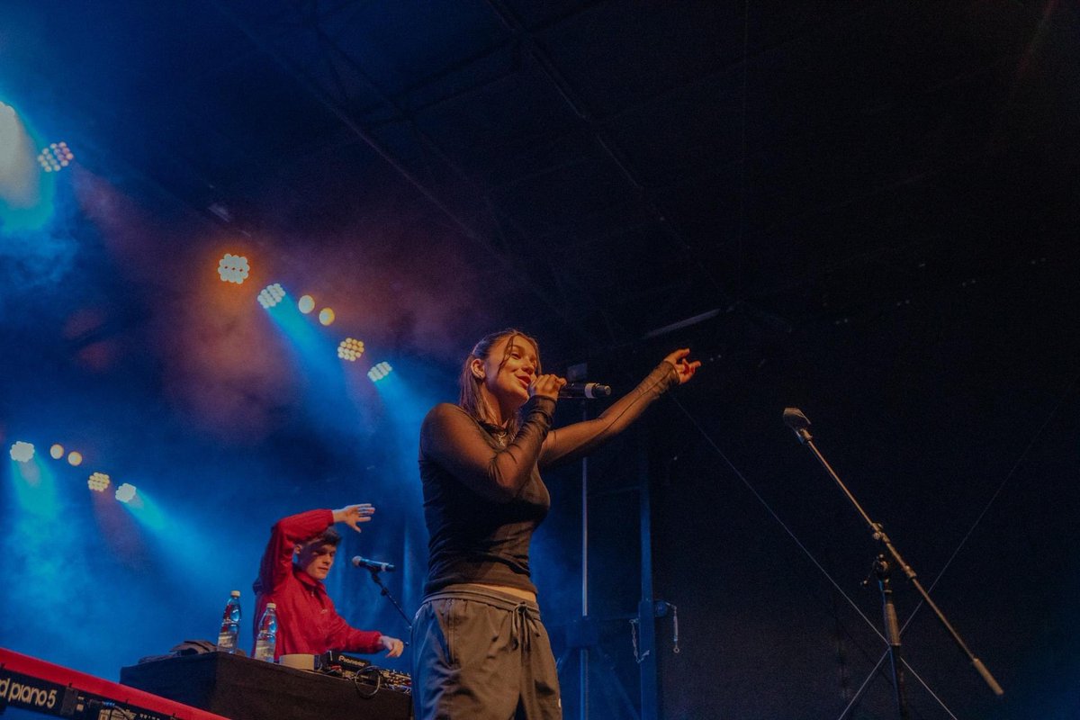 stadtsommer's tweet photo. Unter dunklen Wolken wurde es plötzlich sehr warm. Da war so viel Soul und Smoothness, der Groove schmiss sich unverblümt ran und gab der Körpermitte ordentlich Schwung. 
Danke, Pilar Vega und Lou Kaena.
📷 Tatjana Rüegsegger
#stadtsommer23 #zürilove https://t.co/Tmu3p1XfPi