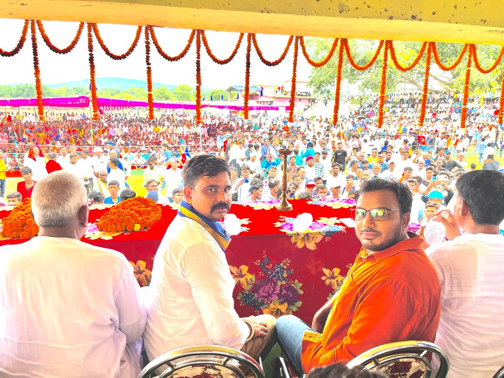 VinayRatanSingh's tweet photo. झारखंड गढ़वा के केतार थाना क्षेत्र में डॉ. बाबा साहब भीम राव अम्बेडकर जी की प्रतीमा अनावारण तथा विशाल जनसभा को संबोधन किया।बाबा साहब और कांशीराम साहब के सपनों को पूरा करना ही हमारा अंतिम लक्ष्य है।जल्द ही हम फूले पेरियार की विचारधारा को स्थापित करने में सफल होंगे। https://t.co/t2CIdsud6N