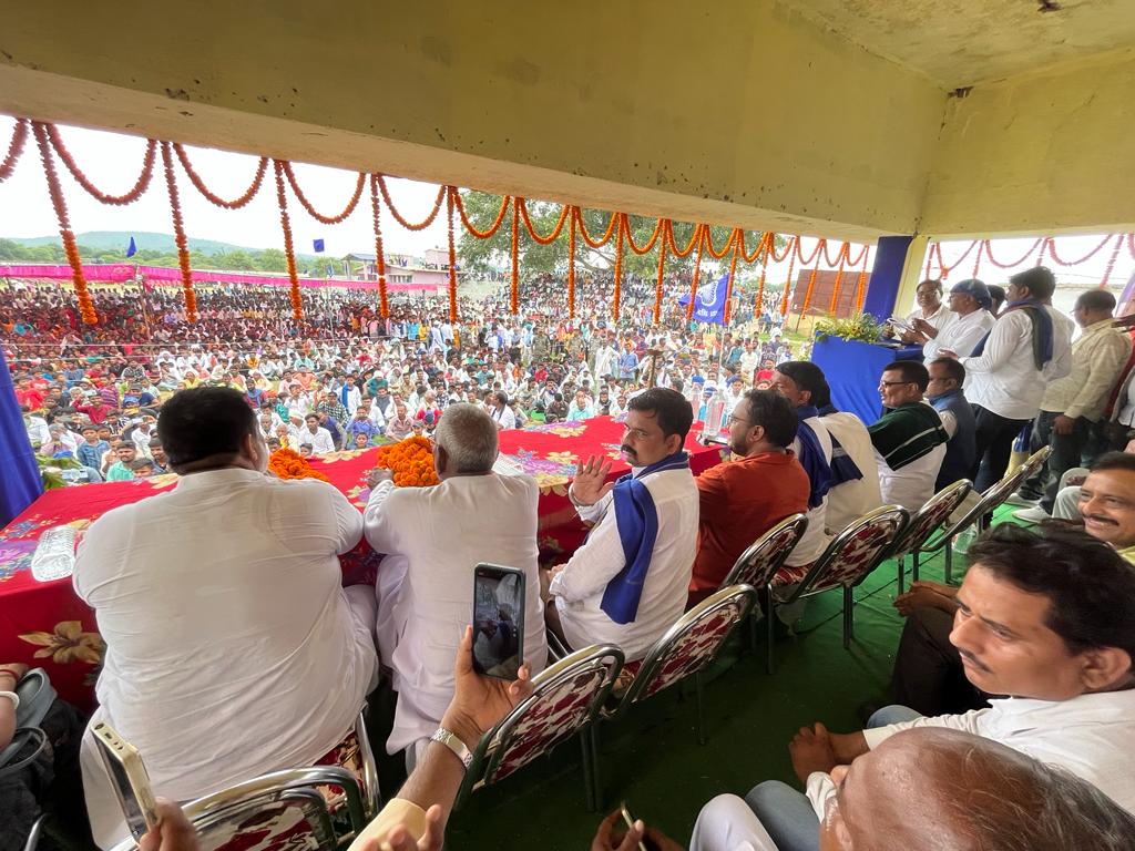 VinayRatanSingh's tweet photo. झारखंड गढ़वा के केतार थाना क्षेत्र में डॉ. बाबा साहब भीम राव अम्बेडकर जी की प्रतीमा अनावारण तथा विशाल जनसभा को संबोधन किया।बाबा साहब और कांशीराम साहब के सपनों को पूरा करना ही हमारा अंतिम लक्ष्य है।जल्द ही हम फूले पेरियार की विचारधारा को स्थापित करने में सफल होंगे। https://t.co/t2CIdsud6N