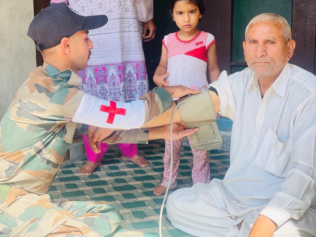 ChinarcorpsIA's tweet photo. @adgpi @NorthernComd_IA @OfficeOfLGJandK @PRODefSrinagar @PIBSrinagar @KashmirPolice @JmuKmrPolice “𝐌𝐞𝐝𝐢𝐜 𝐨𝐧 𝐅𝐨𝐨𝐭” 

#Chinarwarriors "Medic on Foot" continued providing #medical aid &amp; check up to #citizens across #Kashmir. 

#WeCare
@adgpi
@NorthernComd_IA
@OfficeOfLGJandK https://t.co/63zcxQxXYR