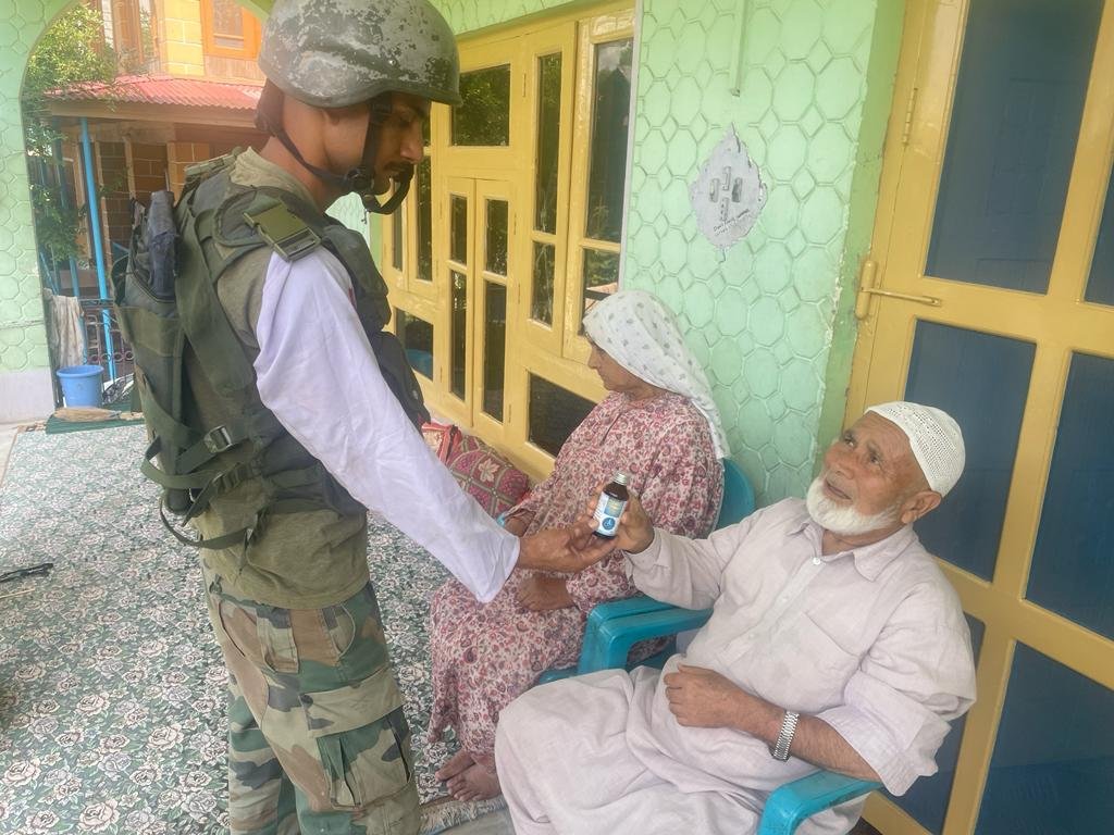 ChinarcorpsIA's tweet photo. @adgpi @NorthernComd_IA @OfficeOfLGJandK @PRODefSrinagar @PIBSrinagar @KashmirPolice @JmuKmrPolice “𝐌𝐞𝐝𝐢𝐜 𝐨𝐧 𝐅𝐨𝐨𝐭” 

#Chinarwarriors "Medic on Foot" continued providing #medical aid &amp; check up to #citizens across #Kashmir. 

#WeCare
@adgpi
@NorthernComd_IA
@OfficeOfLGJandK https://t.co/63zcxQxXYR