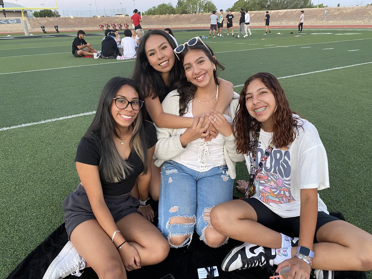 JMHanksHigh's tweet photo. The sun has officially risen on the Hanks Kingdom of 2️⃣0️⃣2️⃣4️⃣!!Wishing this senior class the best year yet!!!  ☀️🎓☀️ https://t.co/D2rxDUARRg
