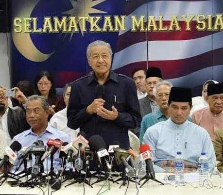 morasaki12's tweet photo. Inilah spesis muka-muka sama yg pernah menjahanamkan Malaysia pasca PRU14 yg lalu, hari ini mahu selamatkan Malaysia sekali lagi? https://t.co/zHzyrXWmIB