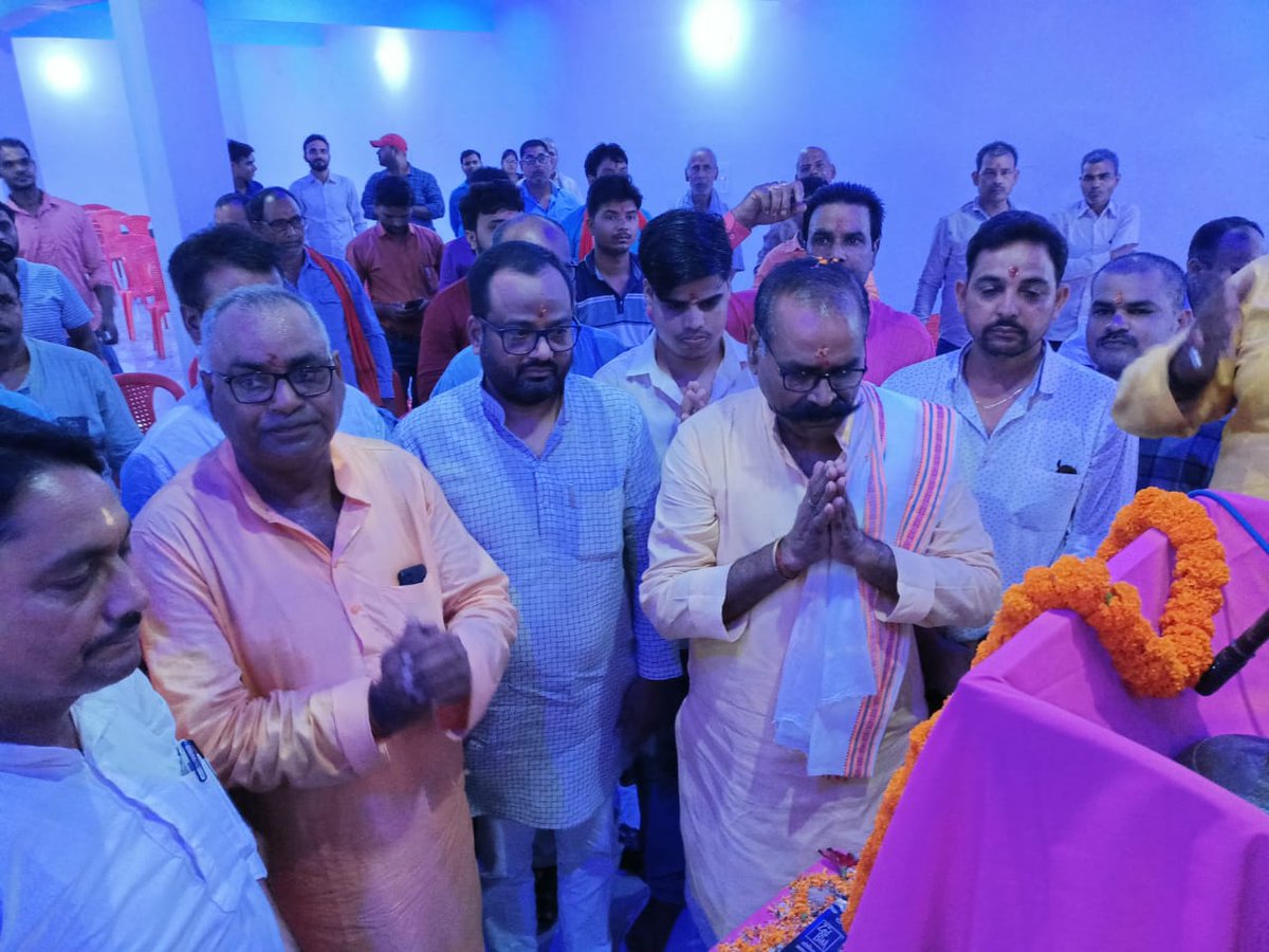 rn_tripathi00's tweet photo. आज कुशीनगर के पडरौना में आगामी लोकसभा चुनाव में ब्राह्मण समाज व संगठन की भूमिका जिला कमेटी  द्वारा आयोजित संगठन पदाधिकारीयो की महत्वपूर्ण बैठक को संबोध���त करते अखिल भारतीय ब्राह्मण महासभा राय के राष्ट्रीय अध्यक्ष पंडित राजेंद्र नाथ त्रिपाठी जी! https://t.co/Q7E5ZZkq4q