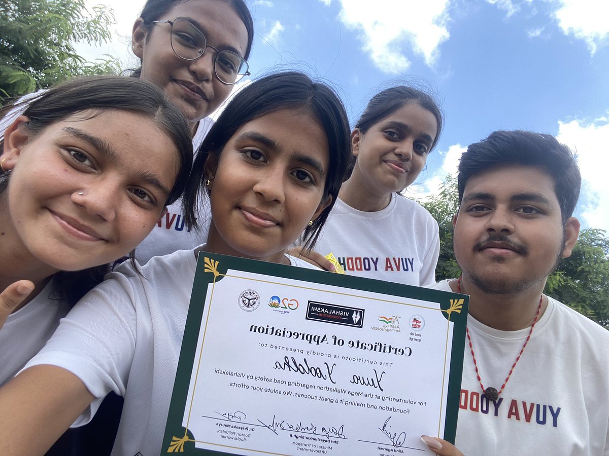 Anaika_Pathak_'s tweet photo. Had a great event today- A walkathon aimed at spreading awareness regarding Road Safety. 
Also had the opportunity to meet @dayashankar4bjp sir, and share a few thoughts. 🙏🏻
@YuvaYoddha https://t.co/WShrEF4P7T