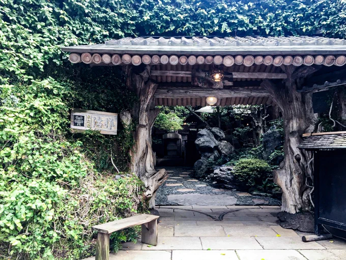 #VIVANT で映ったの、もしや築地の『つきじ治作』かな?  800坪の高級旅館のような料亭!元・岩崎弥太郎一族の別邸。150匹の鯉が泳ぐ庭を囲むように建てられた木造二階建。床は全て畳。お香と井草とヒノキの香りに包まれる空間。  名物の水炊きをはじめお料理もかなり美味しかった!