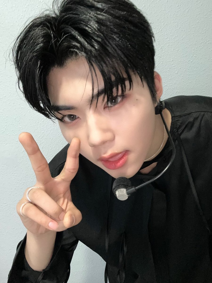 ZB1_official's tweet photo. _💌

제로즈 드디어 우리 막방이 끝났어요 ㅠㅜ 아쉽기도 하고 후련하기도 한데 우리의 시간 속에 행복한 일들만 가득했으면 좋겠어요 데뷔 활동 함께해 줘서 고맙고 앞으로도 더 행복하게 해줄게 맛있는 거 먹고 오늘을 기록할게 웃어 자 3, 2, 1 ❣️_1

#PARKGUNWOOK #박건욱
#ZEROBASEONE #ZB1 #제로베이스원