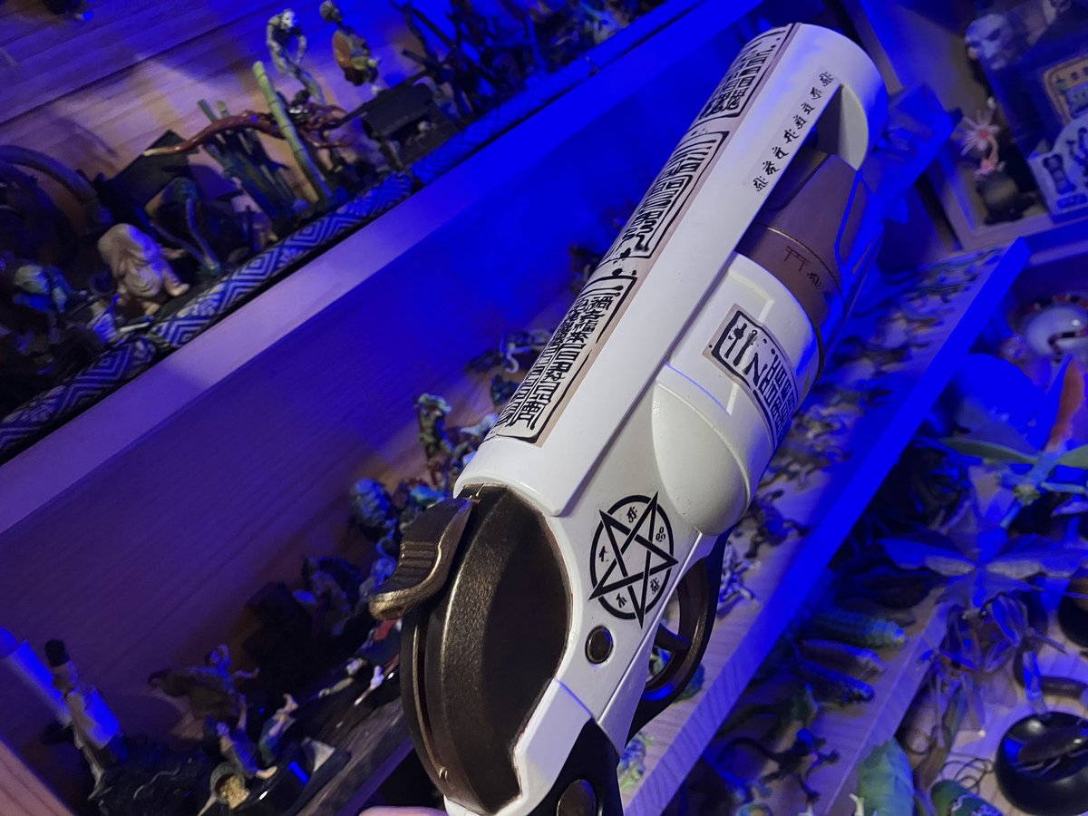 pickles_Nerf's tweet photo. 夏と言えば肝試し、心霊スポットへ行く時の必需品❗️
『対魔戦術用破邪零伍式小銃』
と名付けてみました。

#nerf #ナーフ　#心霊　#除霊　#魔除け　#コスプレ https://t.co/aNkuZXTjqi