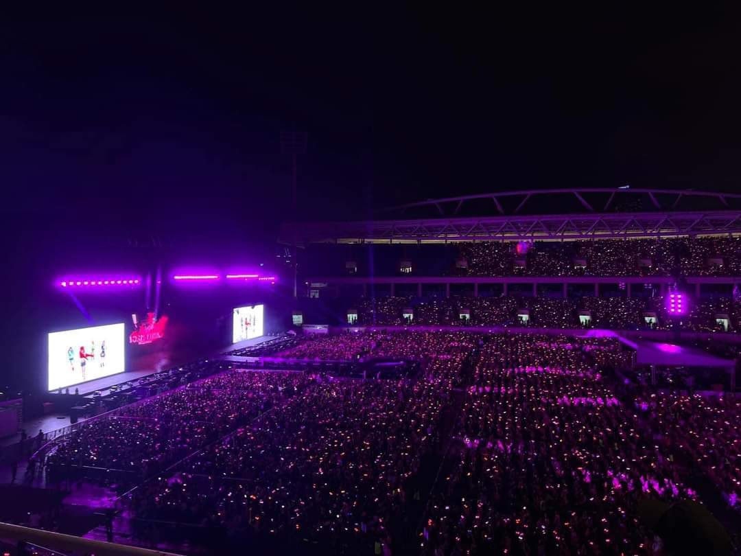 BBU_BLACKPINK's tweet photo. BORN PINK in HANOI DAY 2

WELCOME BLACKPINK TO VIETNAM
#BLACKPINK_LightsUp_VBLINKSky
#BORNPINKinHaNoi #BLACKPINK @BLACKPINK https://t.co/bVnmNhrErp