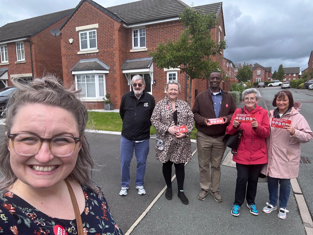 SwintonLabour's tweet photo. This morning we were out speaking to residents in Swinton today with @salford_mayor, @RLong_Bailey and @SalfordLabour, finding out what people want for their community and how we can help. Thank you to everyone who joined us this morning. 🌹 https://t.co/jtGvkIUR1U