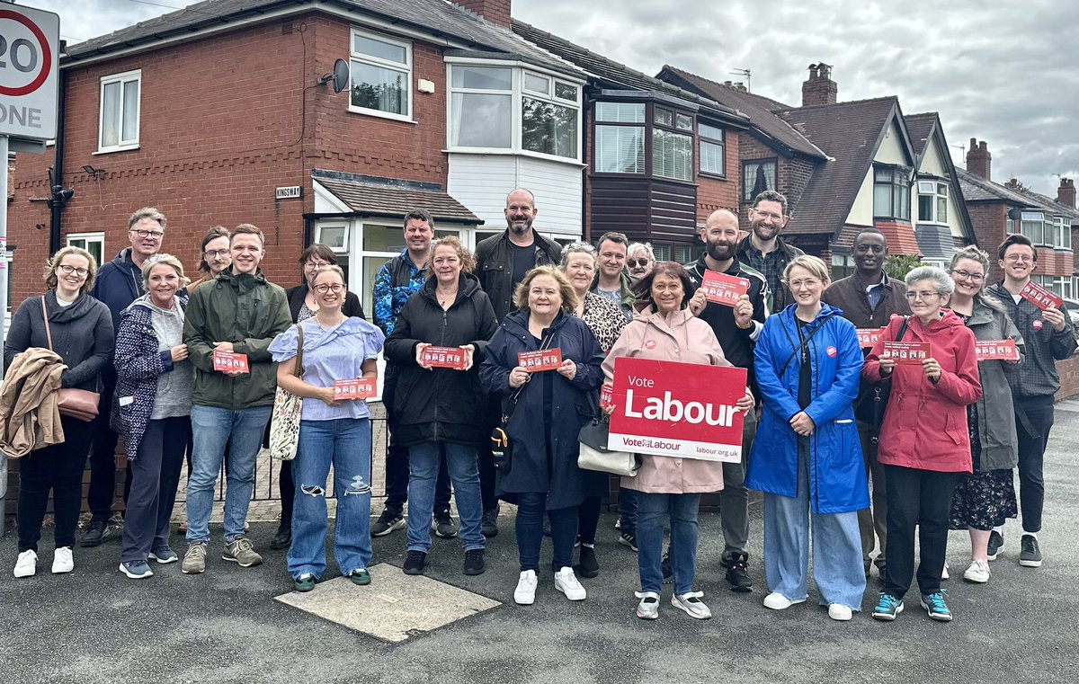 SwintonLabour's tweet photo. This morning we were out speaking to residents in Swinton today with @salford_mayor, @RLong_Bailey and @SalfordLabour, finding out what people want for their community and how we can help. Thank you to everyone who joined us this morning. 🌹 https://t.co/jtGvkIUR1U