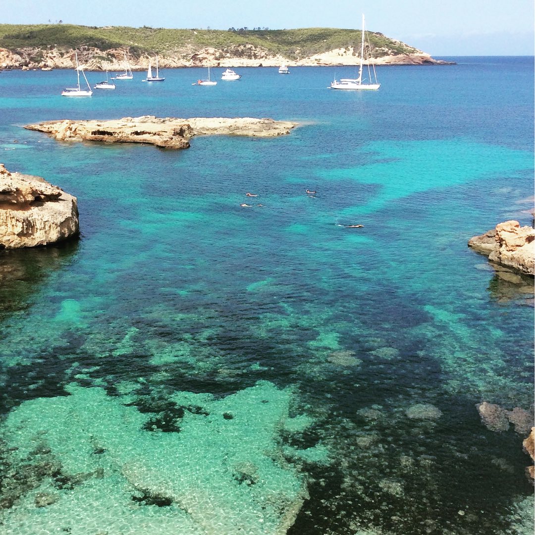Hey there, wanderlust souls! Looking for the ultimate vacation destination? housesinibiza.com #Ibiza #HousesinIbiza #IbizaGetaway #CrystalClearWaters #IbizaBound #VacationModeOn #IbizaVacay #TravelGoals #UltimateVacationExperience #MediterraneanEscape #LuxuryVillaRentals