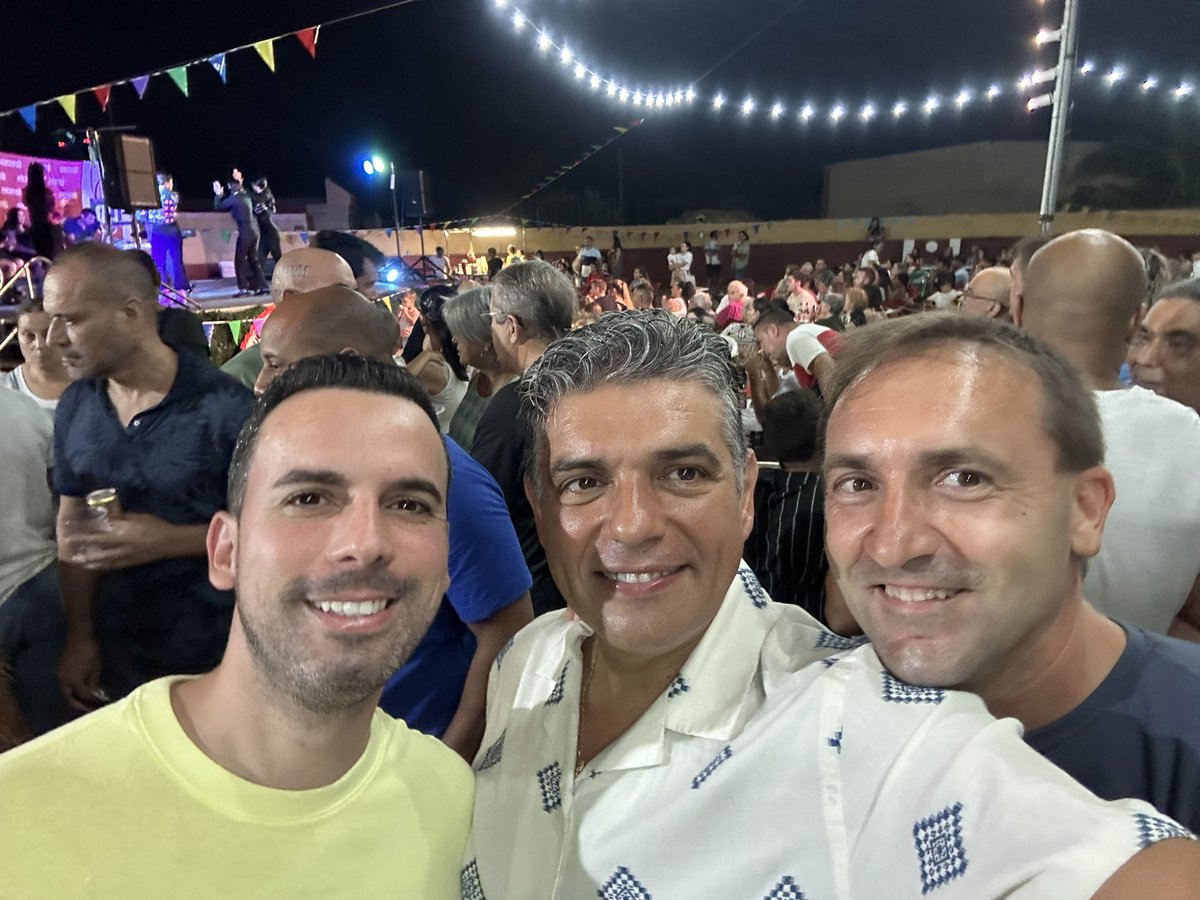 miguelcazorlag's tweet photo. La Familia de @almeriaavanzac en convivencia con los amigos y vecinos del @ParajeGuillen en la 1a Verbena magníficamente organizada por un barrio 🏘️ que sufren robos y el abandono del @aytoalm en materia de iluminación y de seguridad del resto de administraciones.
Gracias y Ánimo https://t.co/DmUD4xb8pv