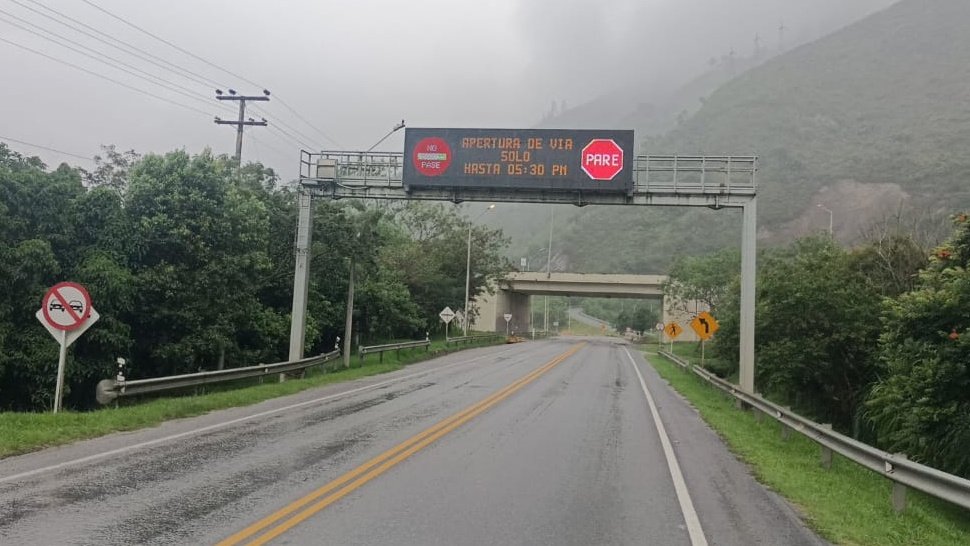 CoviandinaSAS's tweet photo. Así será la movilidad en sentido Bogotá - Villavicencio.  Apertura de vía en el  K35+000 sector El Tablón, se iniciará paso a las 5:30 pm y sobre puente militar K50+200 se iniciará a las 6:00 pm. Siga las recomendaciones del personal. #713 https://t.co/uiDaKOHgcP