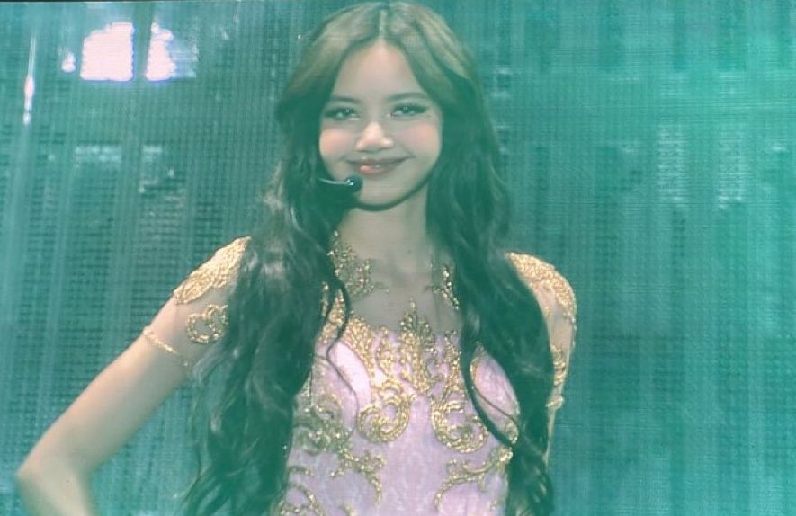 lalisahourIy's tweet photo. lisa is unreal woah https://t.co/31hBQ2nH1o