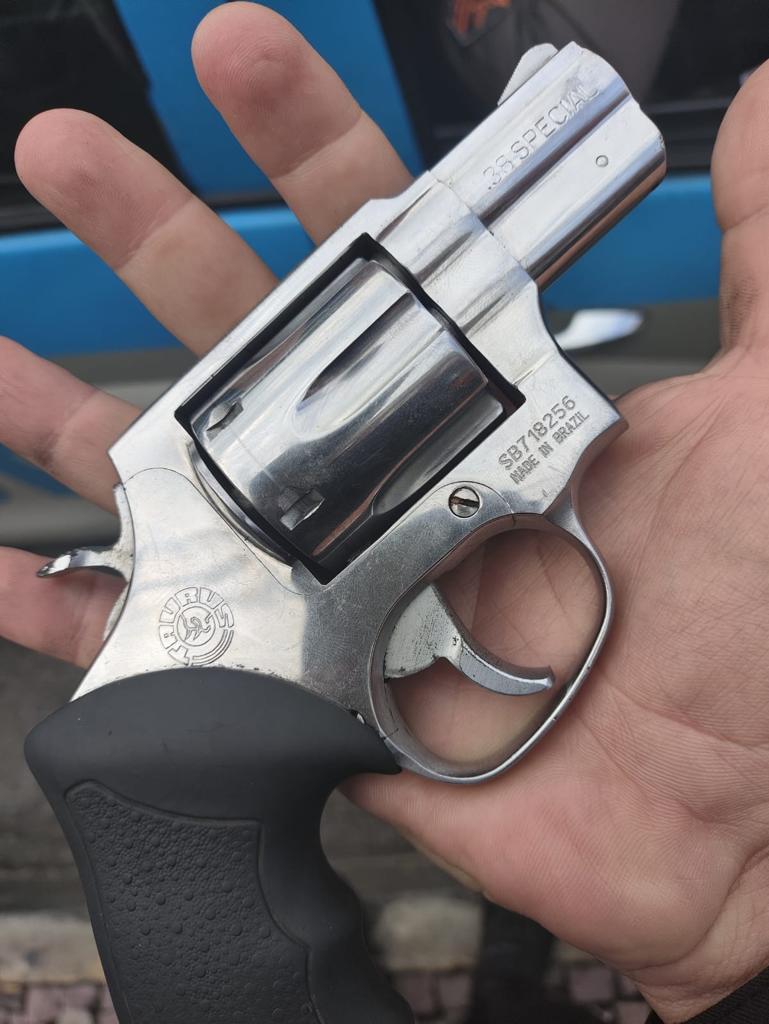 PMERJ's tweet photo. Revólver apreendido por nossos policiais da #UPPChatuba, há pouco, durante abordagem realizada na Av. Brás de Pina. Na ação, houve tentativa de fuga e a motocicleta utilizada pelos dois detidos veio a colidir em um poste. Ambos foram socorridos ao Hospital Salgado Filho. https://t.co/2YQxO6ZYaP